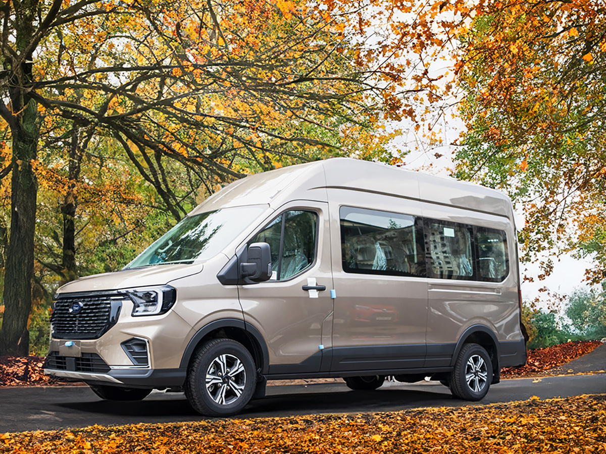Hình ảnh tổng quan Ford Transit Premium 16 chỗ 2024 với thiết kế hiện đại, màu sắc đa dạng, phù hợp vận tải hành khách và du lịch.