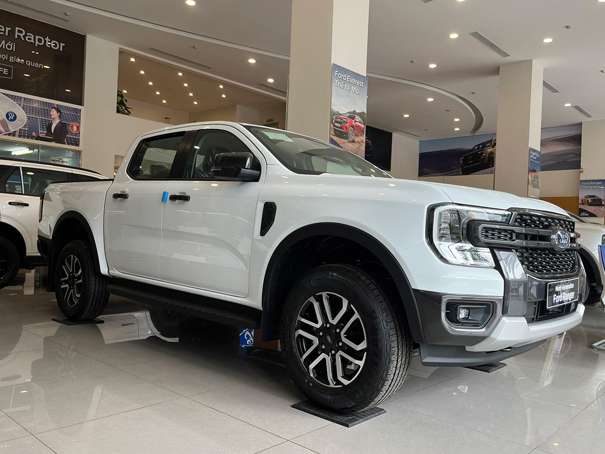 Ford Ranger Sport Trắng trong showroom