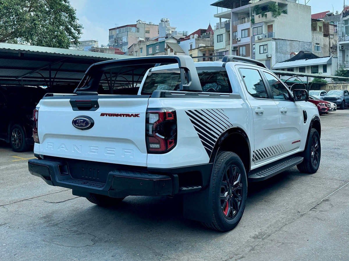 Đuôi xe ford ranger stormtrak
