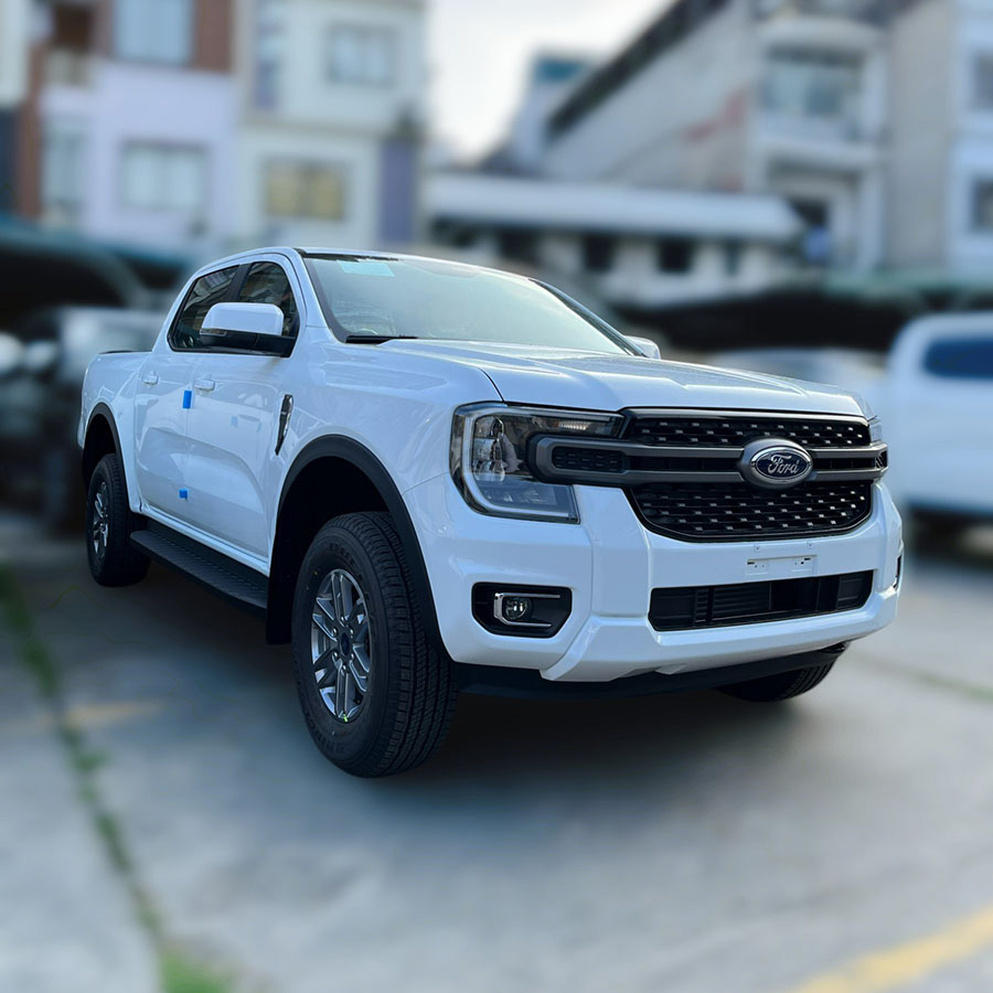 Ford Ranger XLS 2 cầu AT 2024, màu trắng, xe bán tải mạnh mẽ, tiết kiệm nhiên liệu