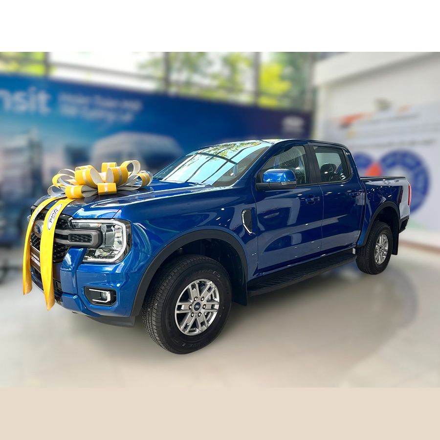 Ford Ranger XLS 4x4 AT 2024, màu xanh, thiết kế năng động, phù hợp mọi hành trình