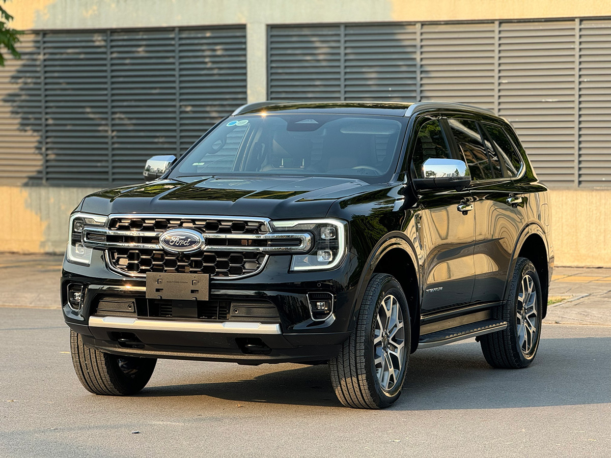 Ford Everest màu đen 2 cầu titanium