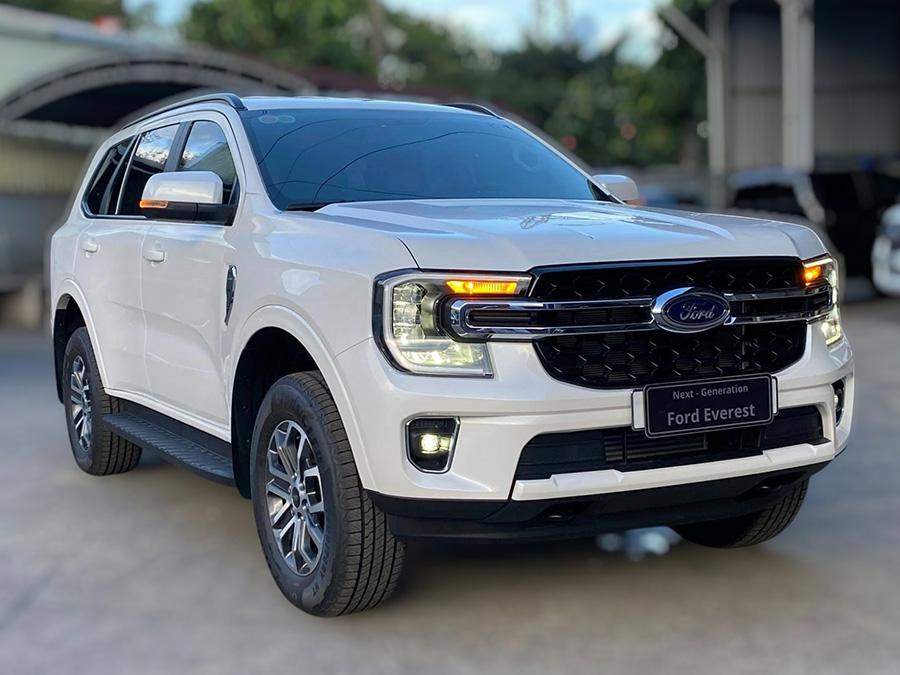 Ford Everest Ambiente 2025 màu trắng – SUV 7 chỗ giá rẻ