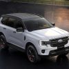 Hình ảnh Ford Everest Sport SE 2025 màu trắng với thiết kế mâm đỏ, nóc đen